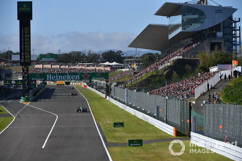 Valtteri Bottas, Mercedes AMG W10, precede Sebastian Vettel, Ferrari SF90
