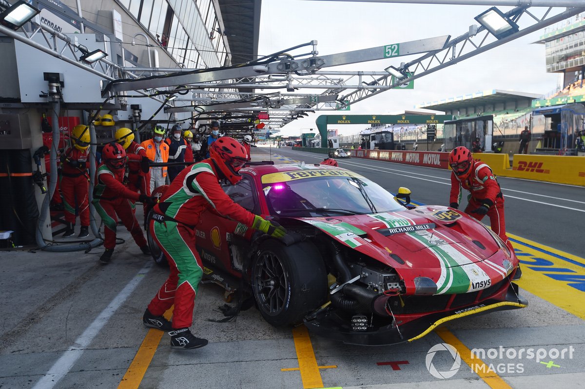 #52 AF Corse Ferrari 488 GTE EVO LMGTE Pro, Daniel Serra, Miguel Molina, Sam Bird con un problema alle gomme