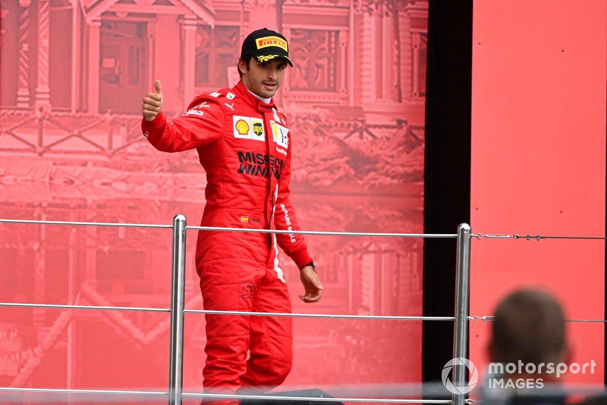 Carlos Sainz Jr., Ferrari, terzo classificato, arriva sul podio
