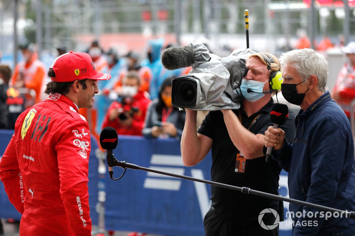 Carlos Sainz Jr., Ferrari, 3a posizione, intervistato da Damon Hill dopo la gara
