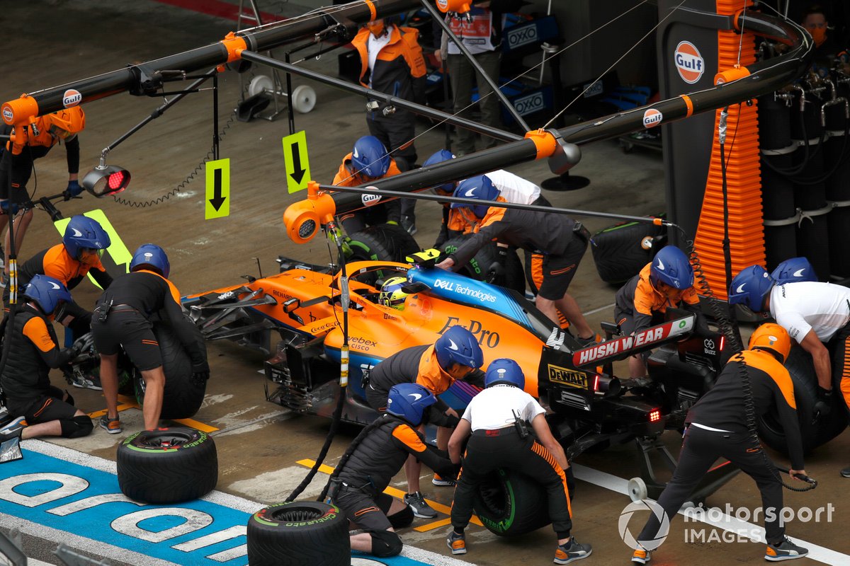 Lando Norris, McLaren MCL35M, ai box