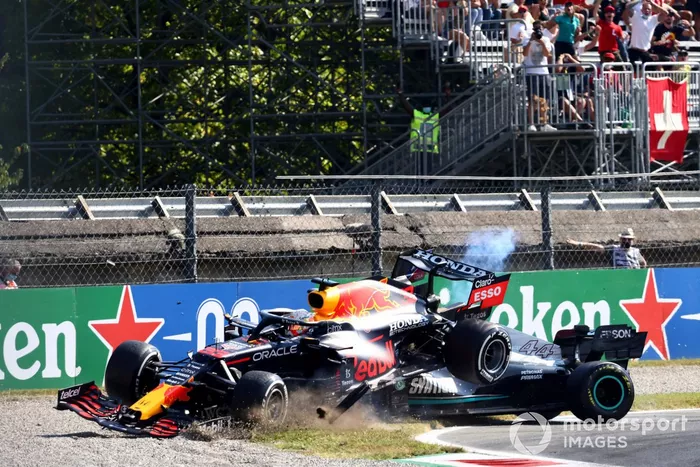 Max Verstappen, Red Bull Racing RB16B, y Lewis Hamilton, Mercedes W12, chocan mientras luchan por la posición