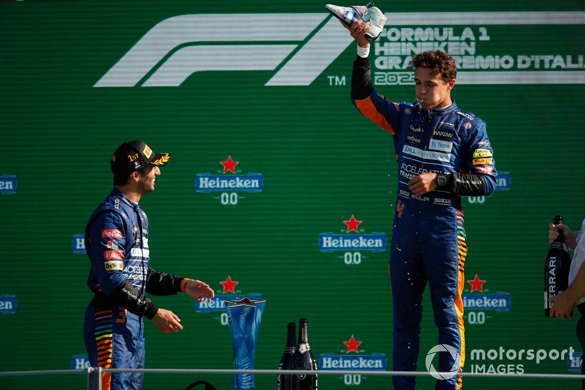 Daniel Ricciardo, McLaren, 1a posizione, osserva lo shoey di Lando Norris, McLaren, 2a posizione