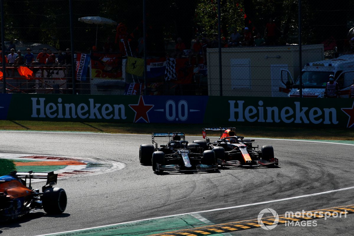Lewis Hamilton, Mercedes W12, y Max Verstappen, Red Bull Racing RB16B chocan durante la carrera