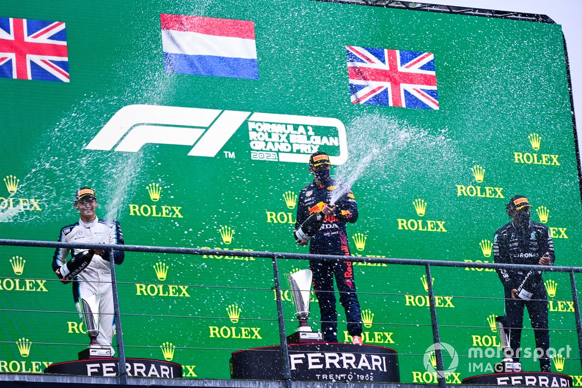 Podio: segundo lugar George Russell, Williams, ganador Max Verstappen, Red Bull Racing, tercer lugar Lewis Hamilton, Mercedes