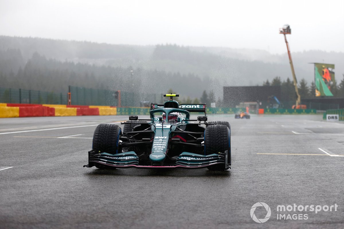 Sebastian Vettel, Aston Martin AMR21, sulla griglia di partenza
