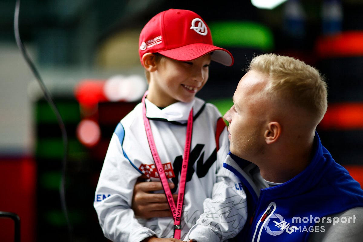 Nikita Mazepin, Haas F1, with a young guest