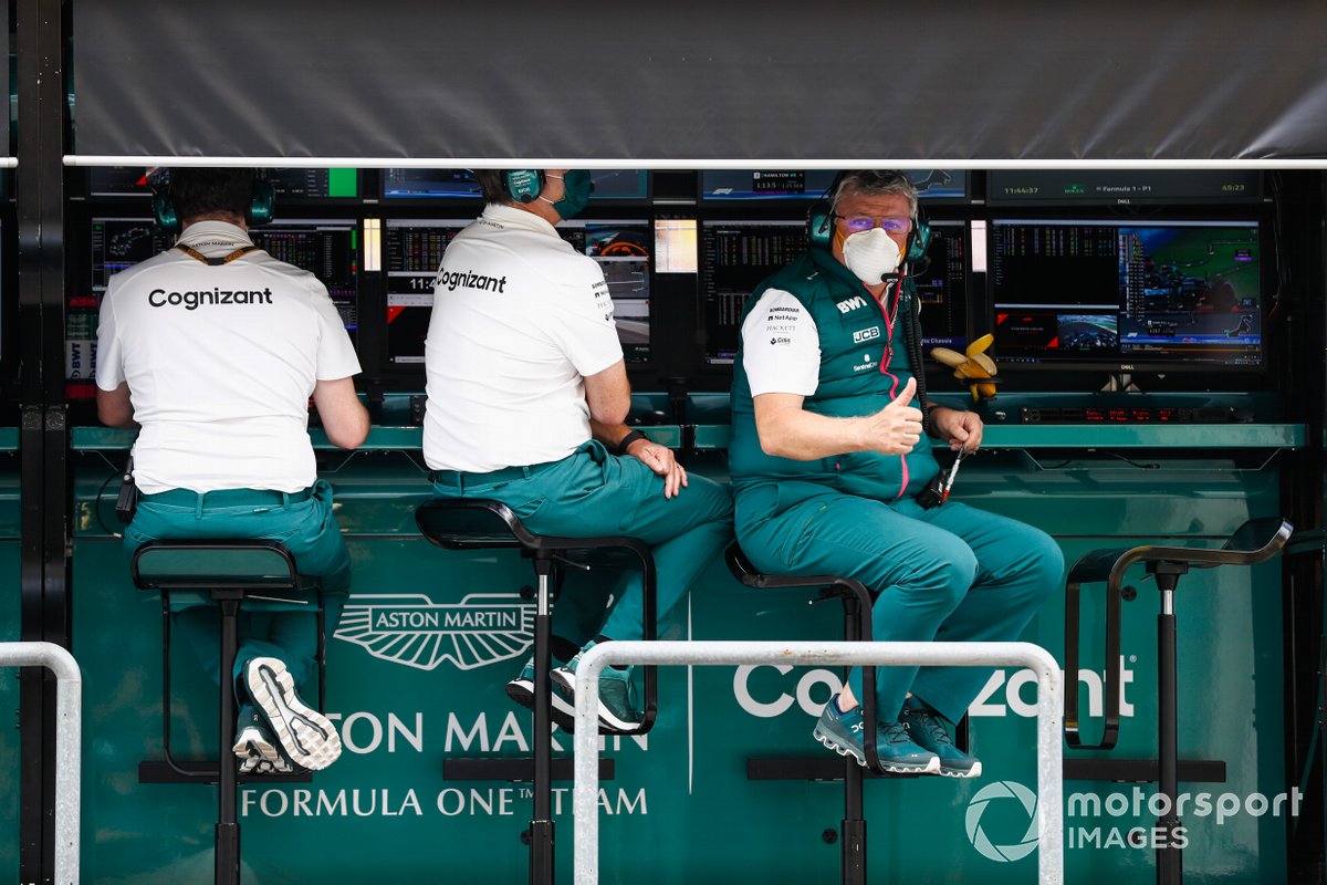 Otmar Szafnauer, Team Principal e CEO, Aston Martin F1, sul muretto dei box