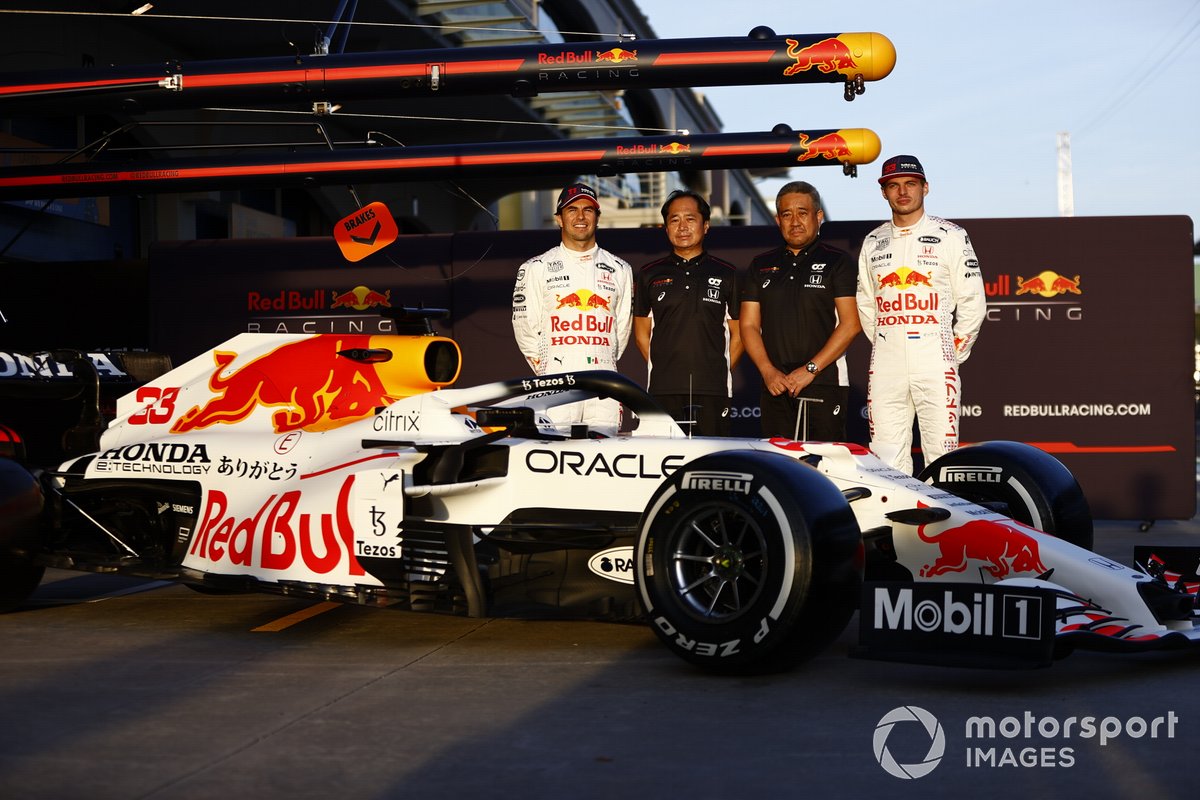 Sergio Perez, Red Bull Racing Toyoharu Tanabe, F1 Technical Director, Honda, and Masashi Yamamoto, General Manager, Honda Motorsport, with the car of Max Verstappen, Red Bull Racing RB16B Red Bull Racing RB16B