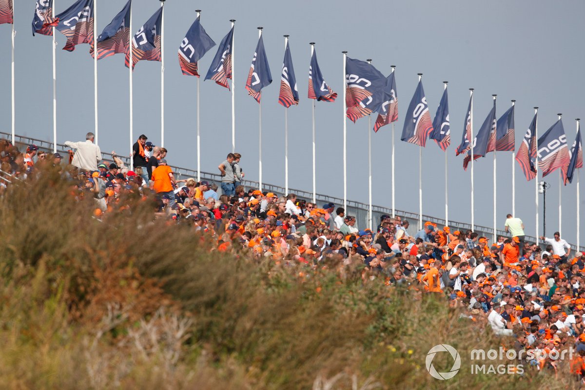 Los fans llenan las gradas de naranja en apoyo a Max Verstappen, Red Bull Racing