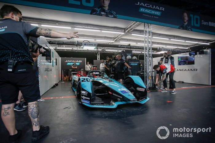 Mitch Evans (Jaguar Racing, Jaguar I-TYPE 5) deja el garaje
