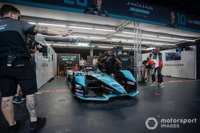 Mitch Evans (Jaguar Racing, Jaguar I-TYPE 5) deja el garaje
