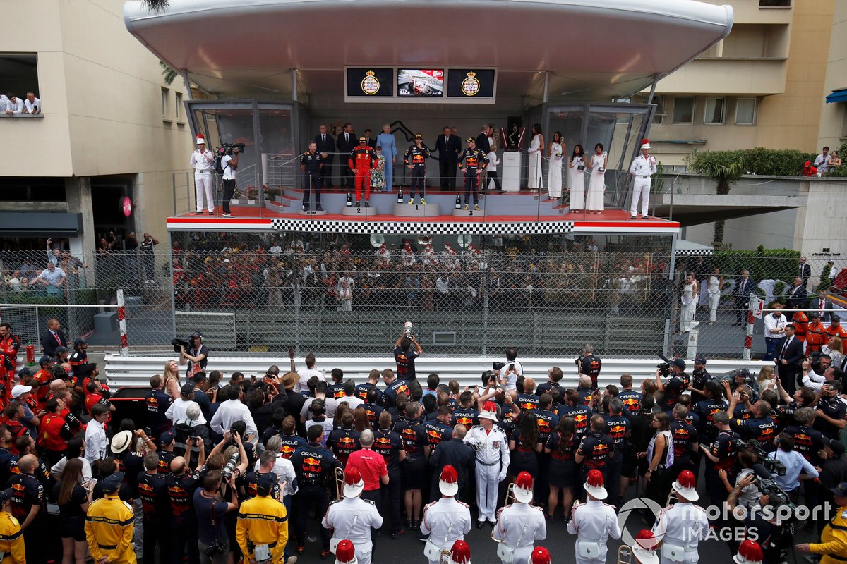 Podio: segundo lugar Carlos Sainz, Ferrari, ganador Sergio Pérez, Red Bull Racing, tercer lugar Max Verstappen, Red Bull Racing Christian Horner, director de Red Bull Racing