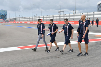 Esteban Ocon, Racing Point Force India F1 Team parcourt la piste à pied
