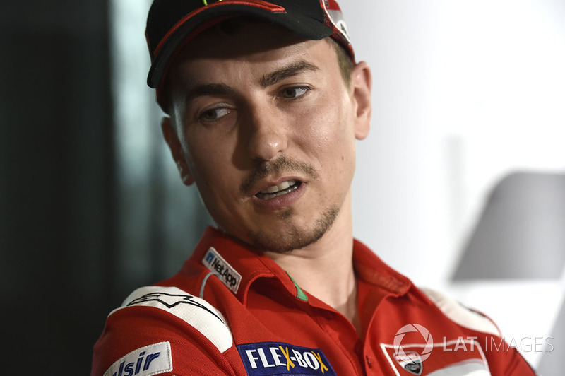 Jorge Lorenzo: "Uma tensão terrível. O coração sofreu, mas foi difícil manter os nervos com Marc porque ele é ótimo nas frenagens."