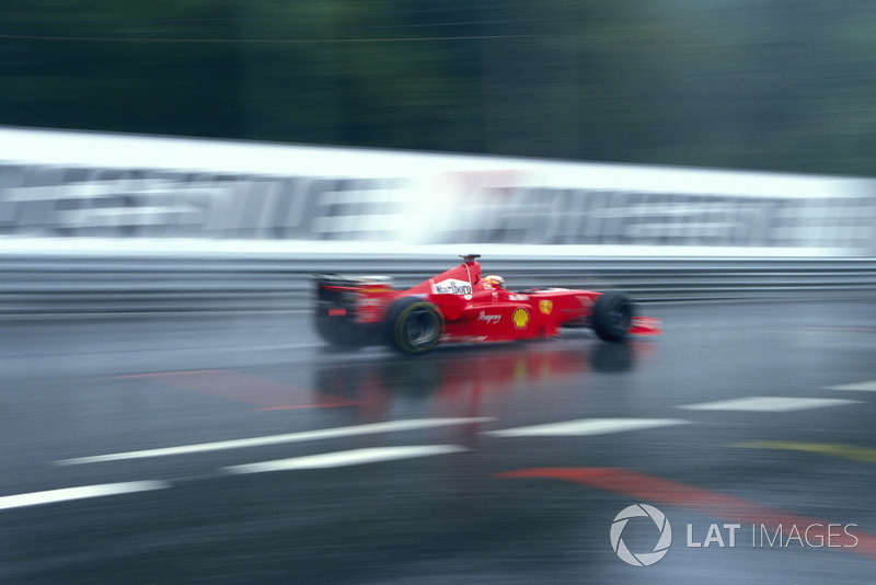 После этого, казалось, ничто не помешает пилоту Ferrari выиграть гонку и перехватить лидерство в чемпионате: пройдя Хилла, Шумахер начал с огромной скоростью наращивать отрыв, к 25 кругу доведя его до 37 секунд