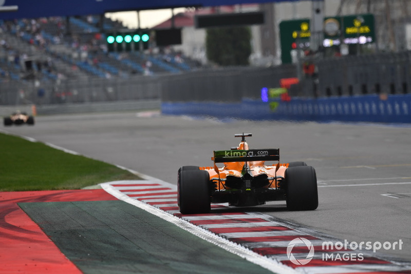 Fernando Alonso, McLaren MCL33 with aero paint