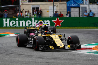 Carlos Sainz Jr., Renault Sport F1 Team R.S. 18, leads Esteban Ocon, Racing Point Force India VJM11