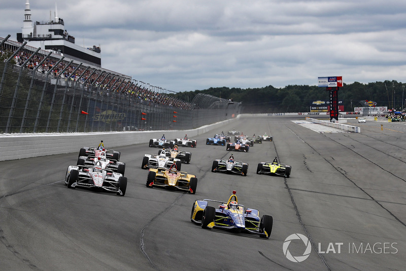 Alexander Rossi, Andretti Autosport Honda leads at the start