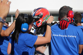 Il secondo classificato Simone Iaquinta, Ombra Racing, festeggia