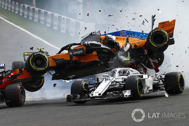 Charles Leclerc, Sauber C37, Fernando Alonso, McLaren MCL33