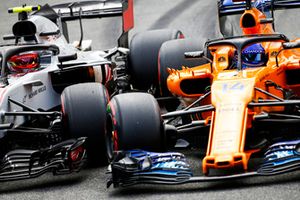 Kevin Magnussen, Haas F1 Team VF-18, and Fernando Alonso, McLaren MCL33, go wheel-to-wheel