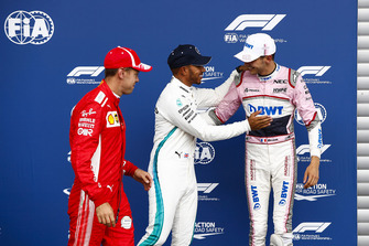 Sebastian Vettel, Ferrari, avec Esteban Ocon, Racing Point Force India VJM1, et le poleman Lewis Hamilton, Mercedes AMG F1