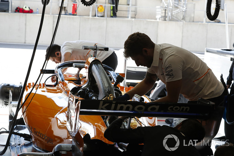 Les ingénieurs de McLaren travaillent sur la monoplace de Fernando Alonso, McLaren MCL33, dans le garage