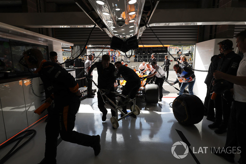 Stoffel Vandoorne, McLaren MCL33, dans le garage