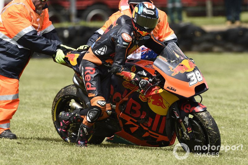 Bradley Smith, Red Bull KTM Factory Racing, terjatuh