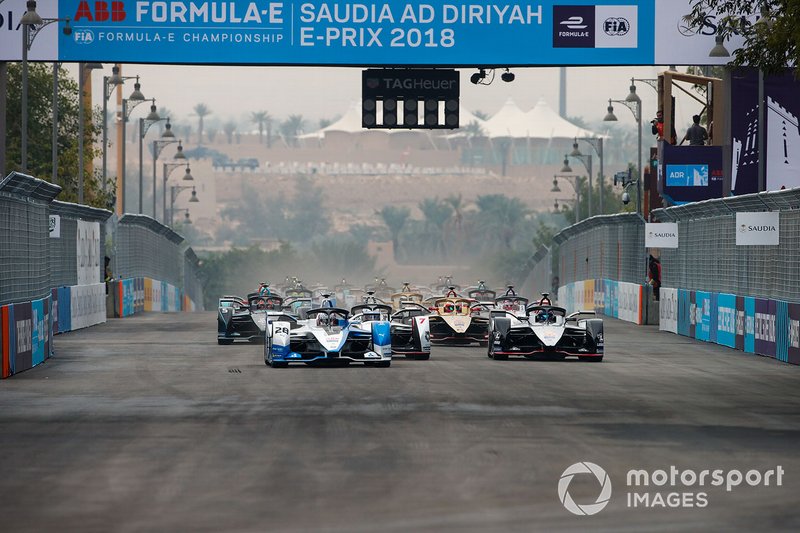 Antonio Felix da Costa, BMW I Andretti Motorsports, BMW iFE.18 Sébastien Buemi, Nissan e.Dams, Nissan IMO1, Jose Maria Lopez, GEOX Dragon Racing, Penske EV-3 at the start
