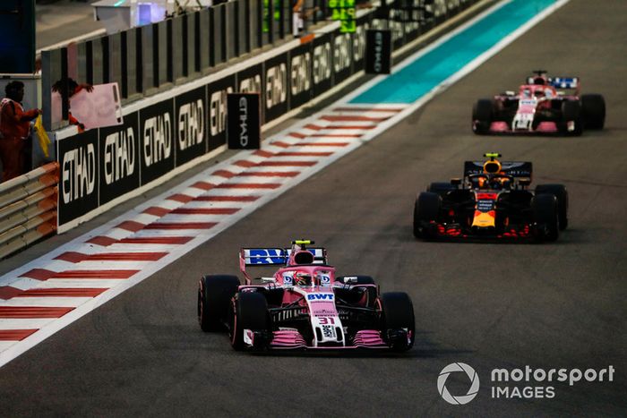 Esteban Ocon, Racing Point Force India VJM11, Max Verstappen, Red Bull Racing RB14 y Sergio Perez, Racing Point Force India VJM11