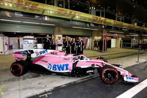 Esteban Ocon, Racing Point Force India en teamleden van Racing Point Force India F1, groepsfoto