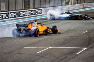 Fernando Alonso, McLaren MCL33, e Lewis Hamilton, Mercedes AMG F1 W09 EQ Power+, eseguono dei donuts alla fine della gara