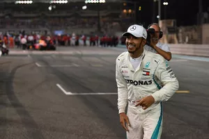 Le vainqueur Lewis Hamilton, Mercedes AMG F1 fête sa victoire dans le Parc Fermé
