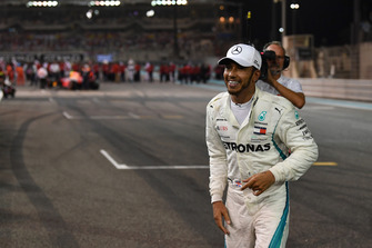 Il vincitore della gara Lewis Hamilton, Mercedes AMG F1, festeggia nel parco chiuso