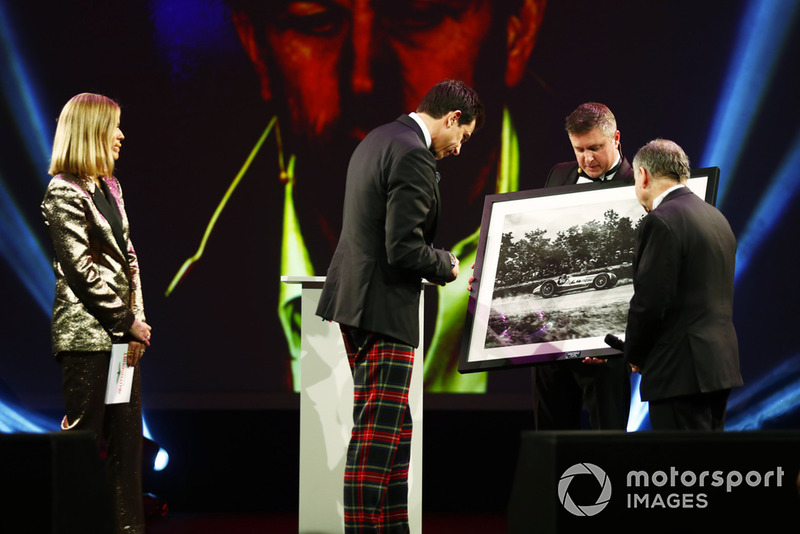 A Toto Wolff le otorgan una foto con el auto Mercedes de gp