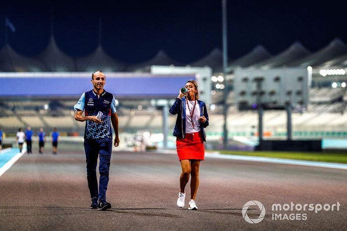 Robert Kubica, Williams Racing, camina por el circuito