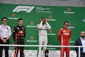 Max Verstappen, Red Bull Racing, Lewis Hamilton, Mercedes AMG F1 en Kimi Raikkonen, Ferrari op het podium