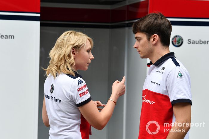 Charles Leclerc, Alfa Romeo Sauber F1 Team y Ruth Buscombe, Alfa Romeo Sauber F1 Team Race Strategist