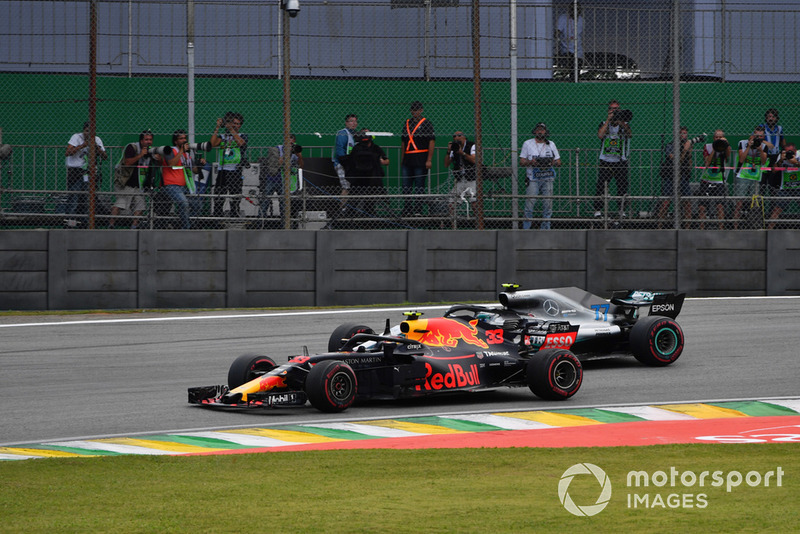 Max Verstappen, Red Bull Racing RB14 y Valtteri Bottas, Mercedes-AMG F1 W09