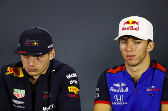 Max Verstappen, Red Bull Racing ve Pierre Gasly, Toro Rosso, basın toplantısında