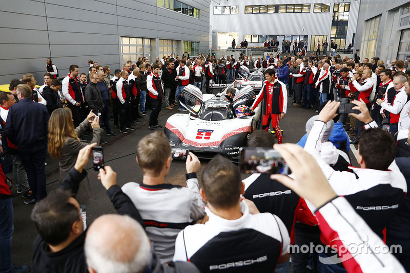 Miembros del equipo Porsche en el centro de investigación y desarrollo en Weissach con el Porsche 919 Hybrid EvoPorsche 919 Hybrid Evo en las carreteras públicas alemanas