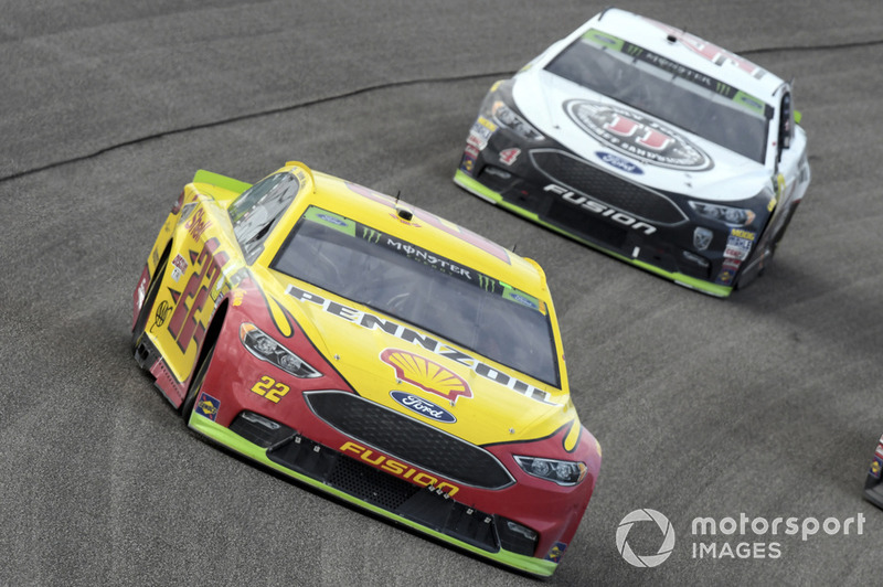 Joey Logano, Team Penske, Ford Fusion Shell Pennzoil, Kevin Harvick, Stewart-Haas Racing, Ford Fusion Jimmy John's