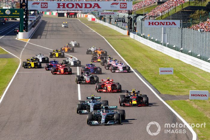 Lewis Hamilton, Mercedes AMG F1 W09 EQ Power+, leads Valtteri Bottas, Mercedes AMG F1 W09 EQ Power+, Max Verstappen, Red Bull Racing RB14, Kimi Raikkonen, Ferrari SF71H, Romain Grosjean, Haas F1 Team VF-18, Sebastian Vettel, Ferrari SF71H, and the rest of the field at the start of the race