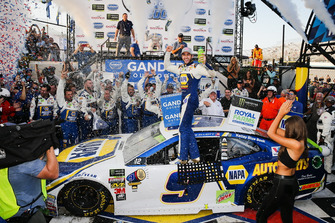 Race winner Chase Elliott, Hendrick Motorsports, Chevrolet Camaro NAPA Auto Parts celebrates
