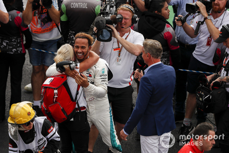 Lewis Hamilton, Mercedes AMG F1, abraza a la entrenadora Angela Cullen después de asegurar su quinto título mundial de pilotos
