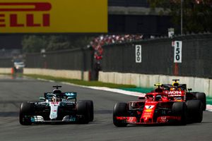 Kimi Raikkonen, Ferrari SF71H, lotta con Lewis Hamilton, Mercedes AMG F1 W09 EQ Power+