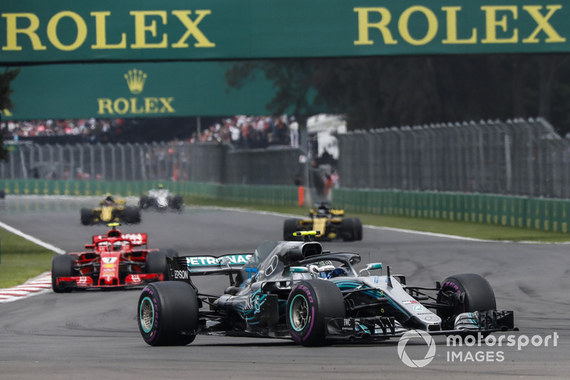 Valtteri Bottas, Mercedes AMG F1 W09 EQ Power+ leads Kimi Raikkonen, Ferrari SF71H 