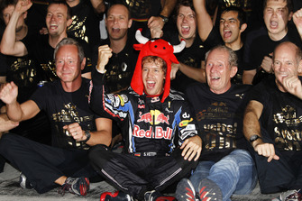 Sebastian Vettel, Red Bull Racing RB6, Helmut Marko, Danışman, Red Bull, Adrian Newey, Teknik Şef, Red Bull Racing ve takım şampiyonluğu kutluyor